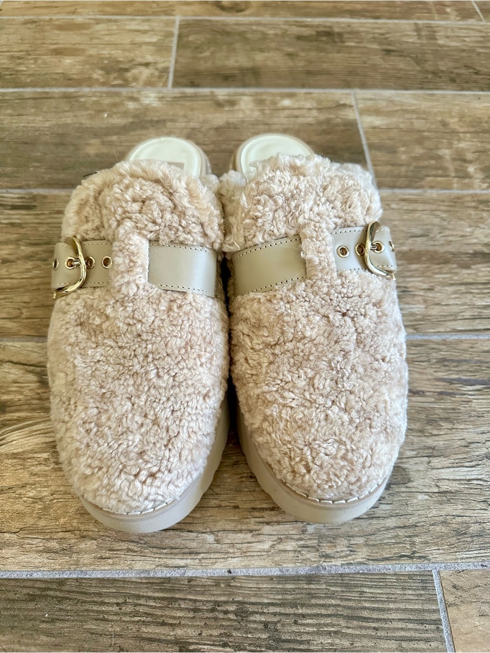 NWT Dolce Vita Lelani Women’s Plush Slip-On Clogs in Natural with Buckle Accent